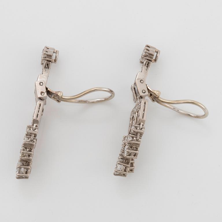 Ett par örhängen med runda briljant- och baguetteslipade diamanter.