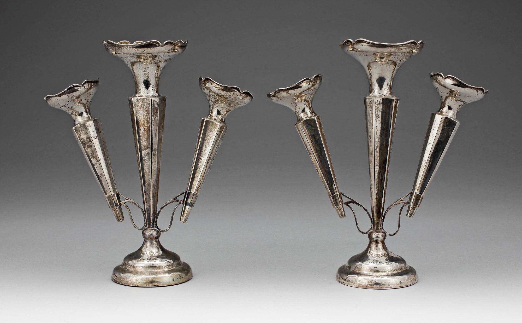 UPPSATSVASER, ett par, silver, Chester, England, 1913.