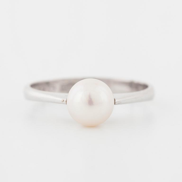 A cultured pearl ring by  Svedboms, Vetlanda.