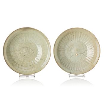 966. Two pale green ge glazed dishes, Yuan/Mingdynasty.