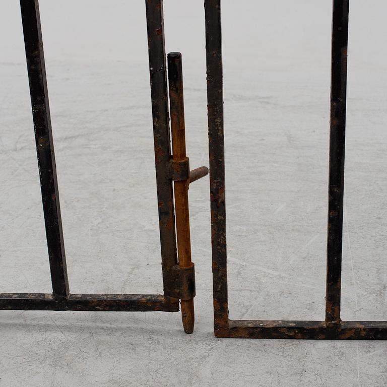 GRINDAR, ett par, smidesjärn, tidigt 1900-tal.