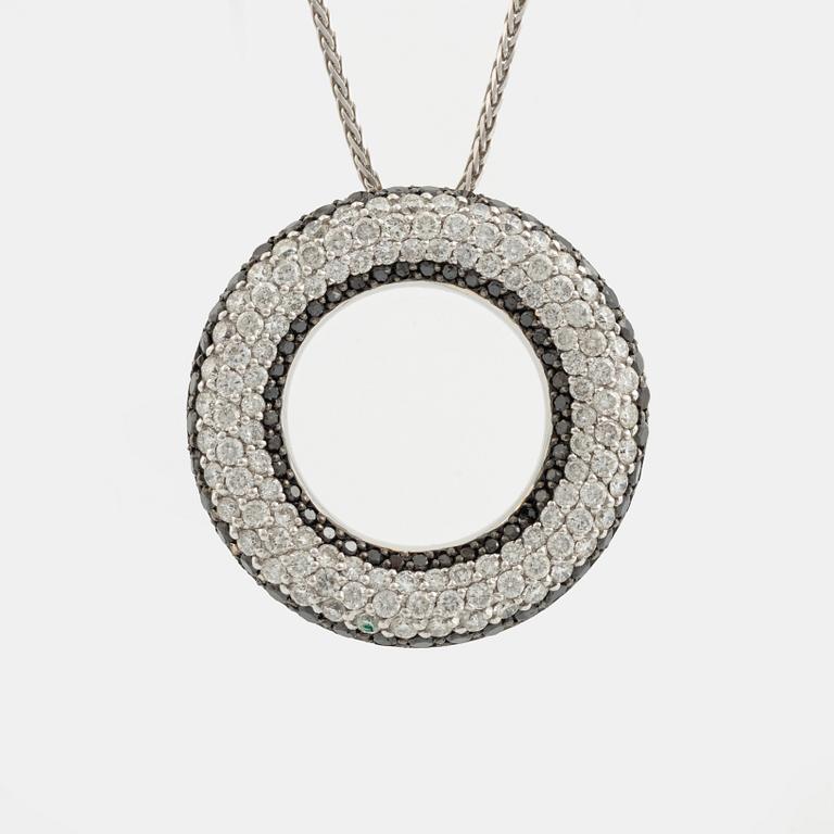 Hängsmycke, vitguld, fem rader med briljantslipade diamanter.