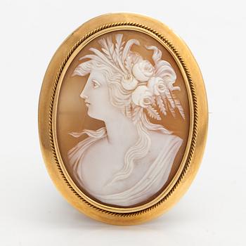 An 18K gold and cameo brooch. Oskar Lindroos, Helsinki 1916.