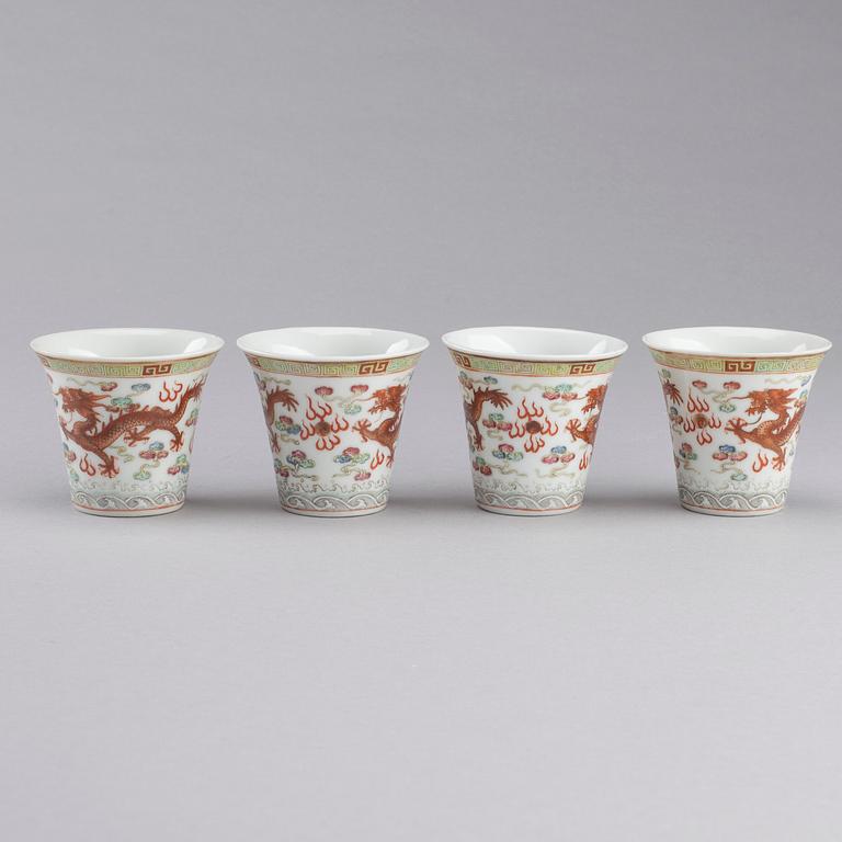 VINBÄGARE, 4 st, porslin, Qingdynasti, Guangxu (1874-1908) Kina.