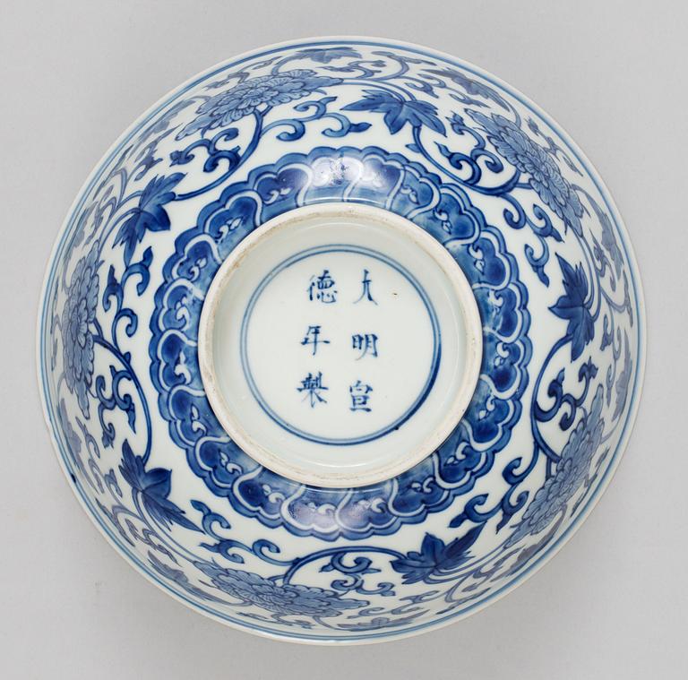 A blue and white bowl, late Qing, Kangxi-style. Wear the mark of Xuandes.