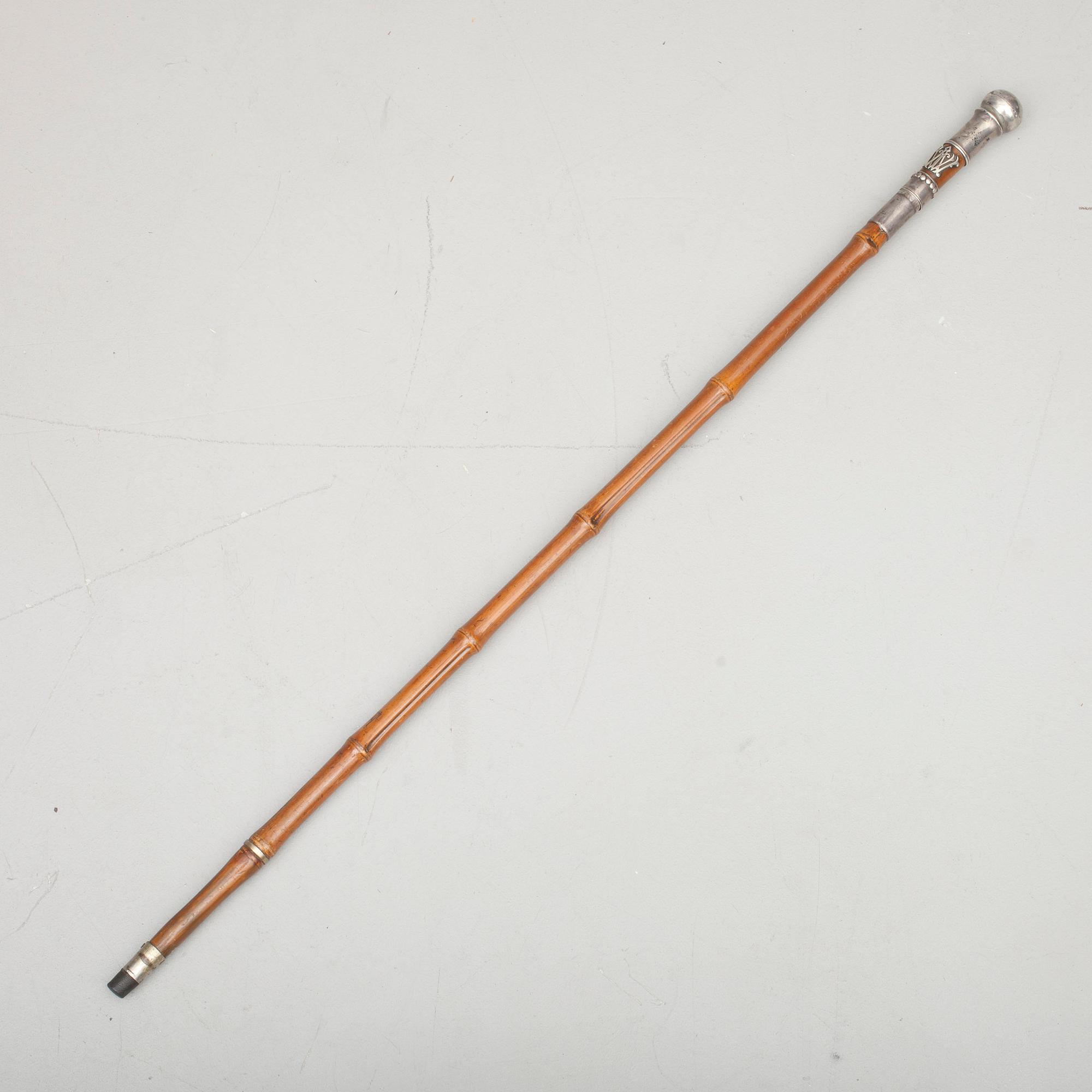 SPATSERKÄPP / STICKVAPEN, bambu och silver, 1800-tal.