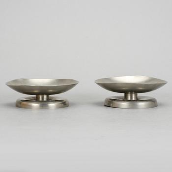 LJUSSTAKAR, ett par, tenn. Guldsmedsaktiebolaget GAB, Stockholm 1933. Sannolikt formgivna av Sylvia Stave.