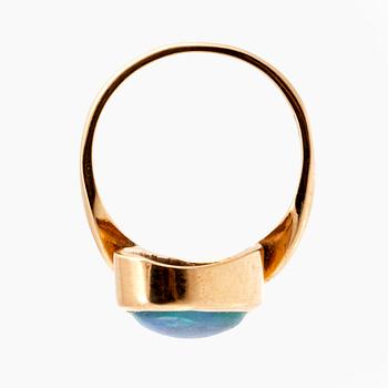 Ring 18K guld cabochonslipad opal, Guldsmed Björn Nilsson, Kristianstad, 1996.