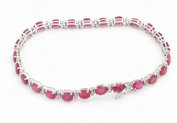 ARMBAND, med rubiner ca 11.90 ct och briljantslipade diamanter ca 0.55 ct.