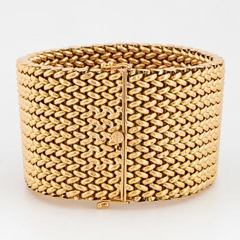 An 18K gold bracelet.