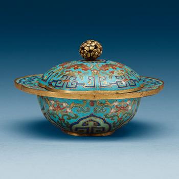 1524. A lobed cloisonné box with cover, Qing dynasty (1644-1912).