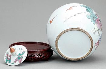 BOJAN MED LOCK. Porslin Kina, 1900-tal.