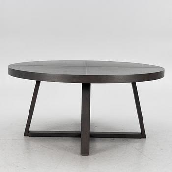 A contemporary dining table from Molteni &Co.
