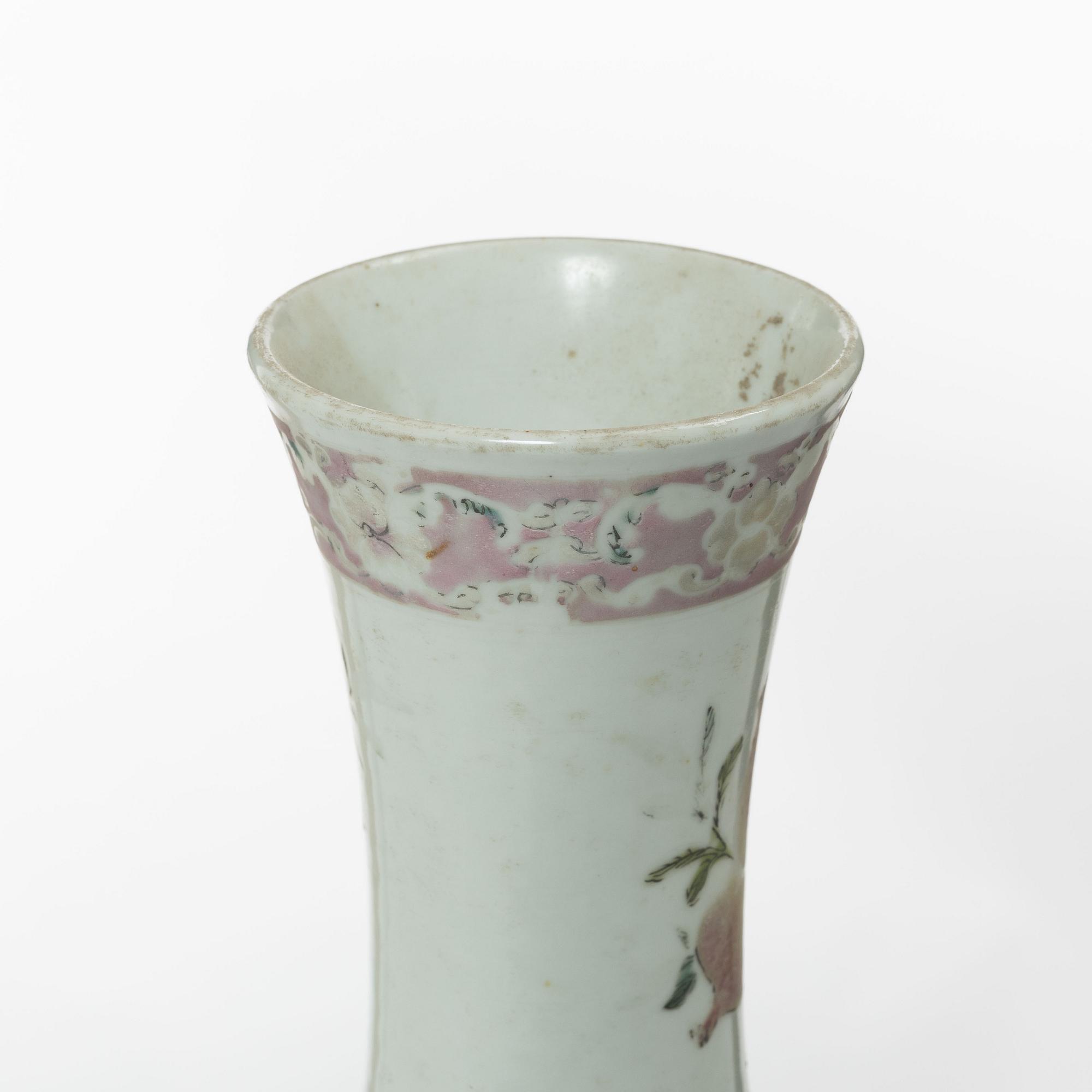 A Chinese famille rose porcelain vase, 19/20th century.