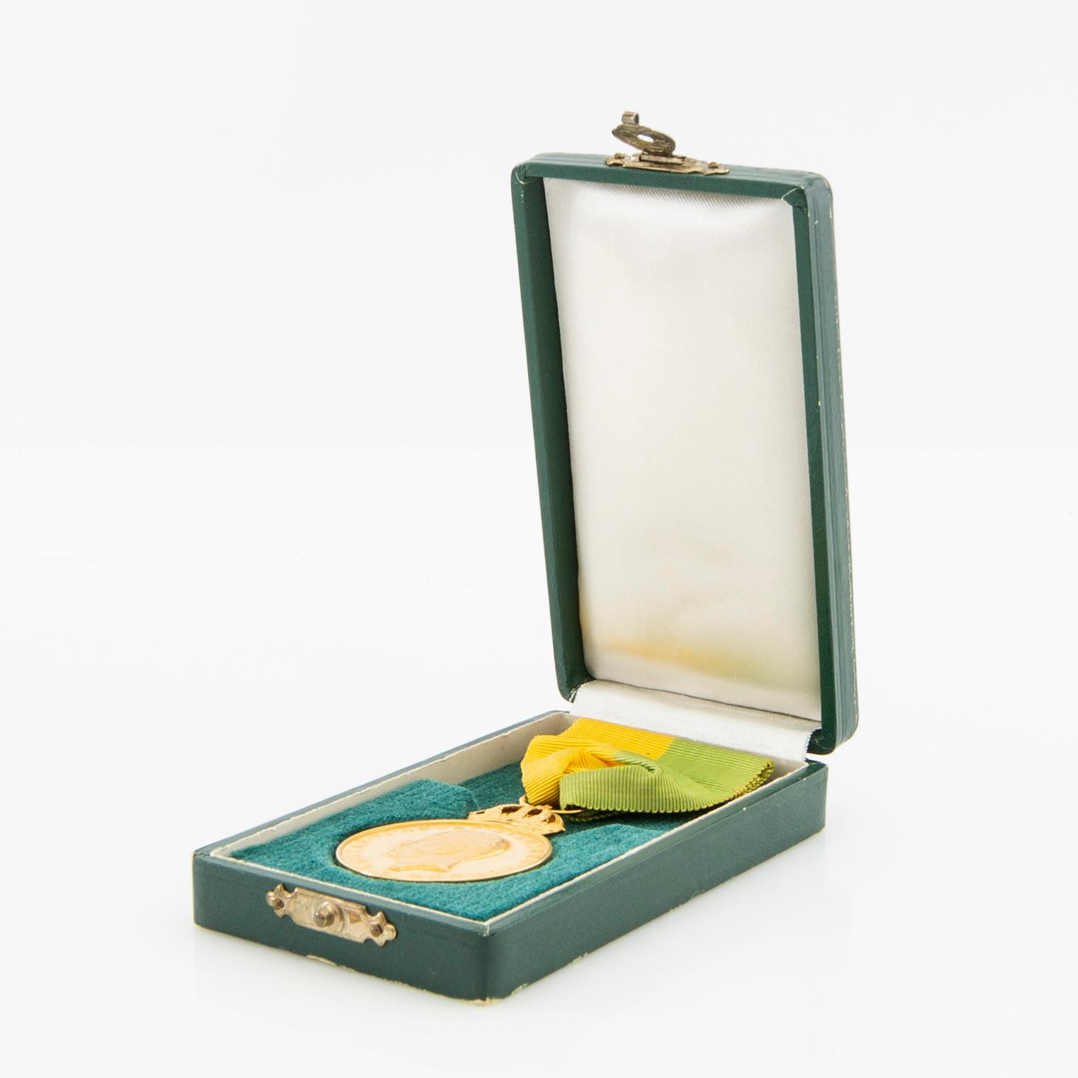 Gustav VI Adolf, medal in gold, Royal Patriotic Society, with case, 1955.
