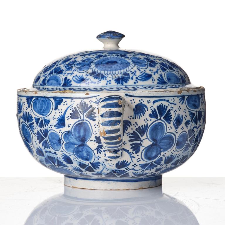 A blue and white faience tureen with cover 'kallskål', 18th century.