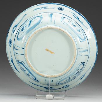 A blue and white bowl, Ming dynastin, Wanli (1572-1620).