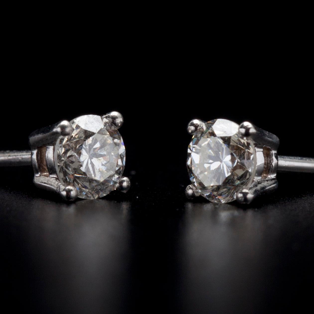 ÖRHÄNGEN, vitguld 18K, briljantslipade diamanter, tot. 0,81 ct. Vikt 1,67 g.