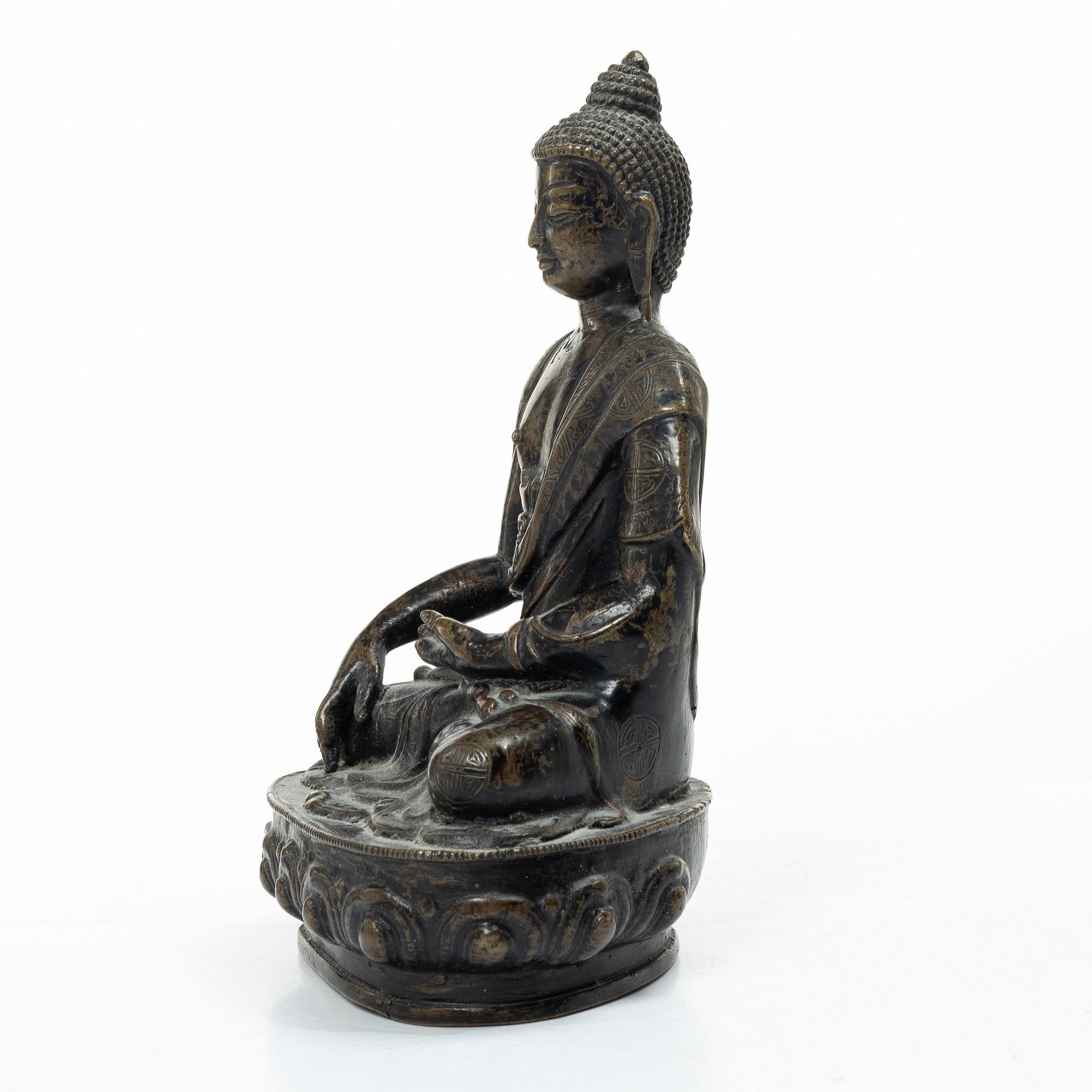 A bronze figure of Buddha, 20th century.