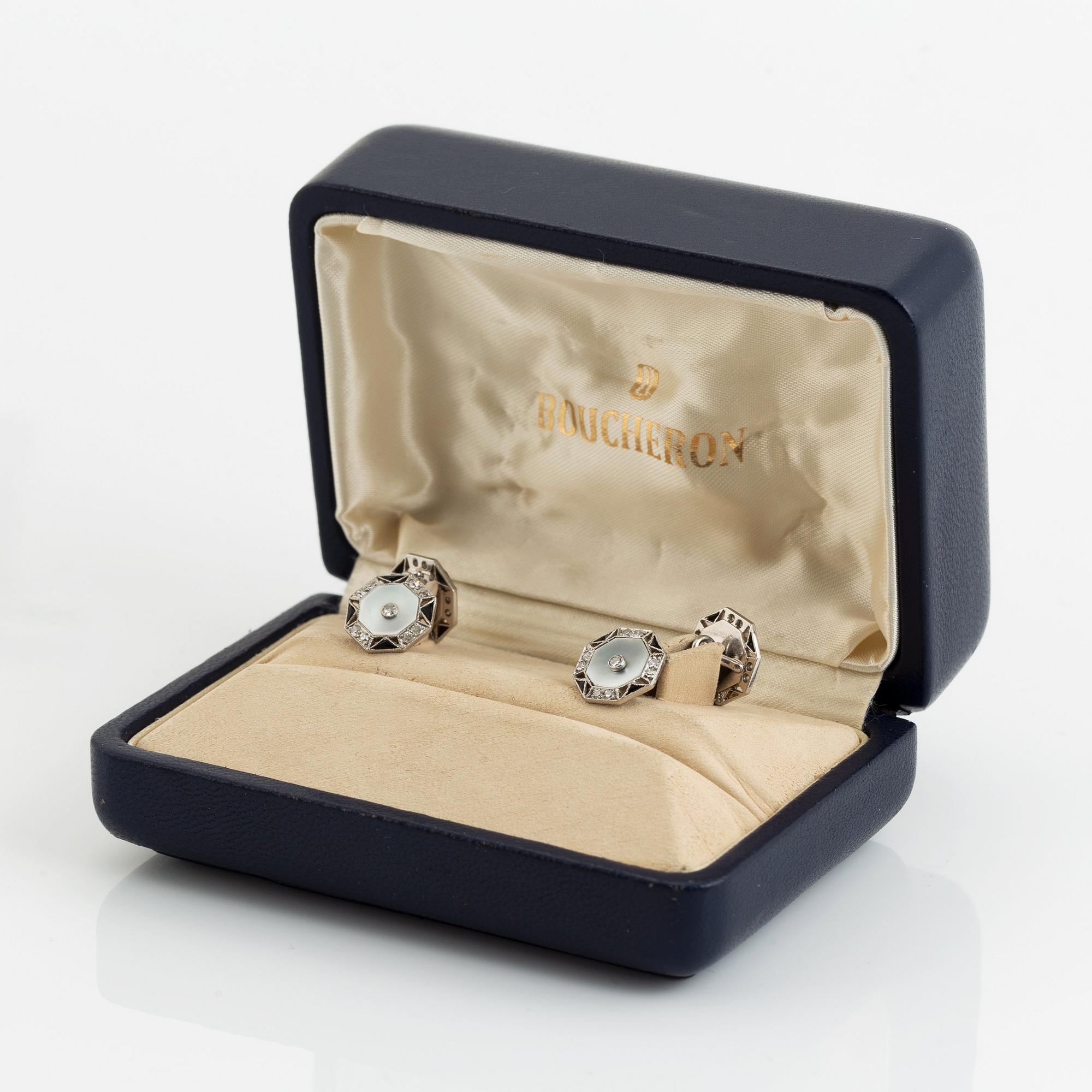 Ett par manschettknappar platina och pärlemor samt runda briljant- och åttkantslipade diamanter och onyx.