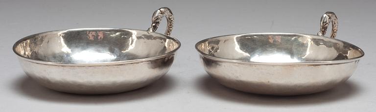 SKÅLFAT MED HÄNKEL, silver, 2 st. Spanien. 1800-tal. Vikt ca 170 g.