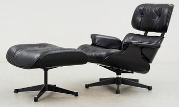 FÅTÖLJ med OTTOMAN, Charles & Ray Eames, "Lounge Chair", modellen formgiven 1956. Vitra/Herman Miller.