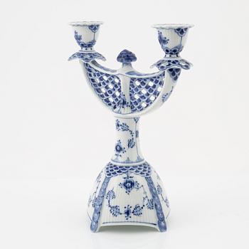 Royal Copenhagen, kandelaber, porslin, modell 1169, "Musselmalet" helblond, 1900-talets andra hälft.