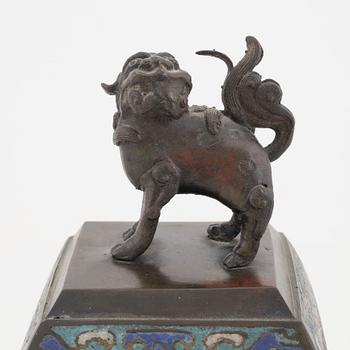 Rökelsekar, två stycken samt vas med lock, closonné. Japan, Meiji (1868-1912).