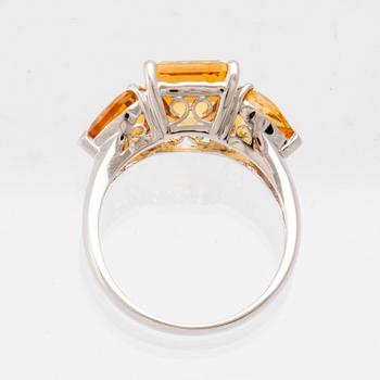 Ring 18K vitguld med fasetterade citriner.
