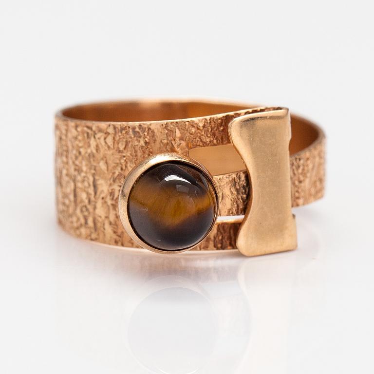 A 14K gold ring with a tiger's eye. Jalosepot Oy, Lahti 1968.