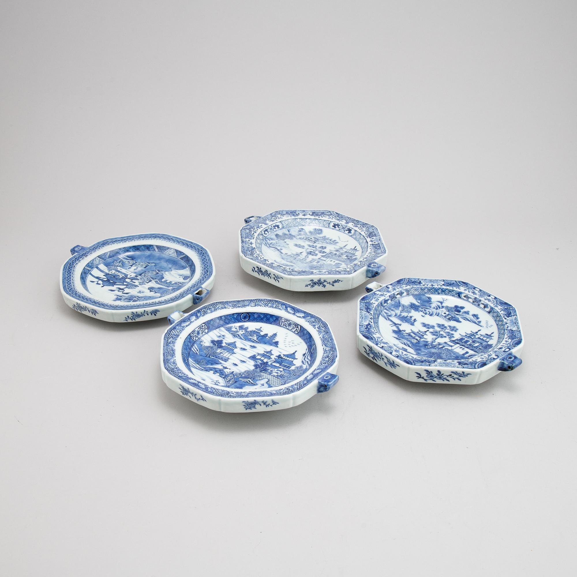 A group of four Chinese blue and white warming plates (2+1+1), Qing dynasty, 18th/19th century.