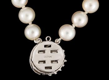 PÄRLCOLLIER, odlade pärlor, silverlås.