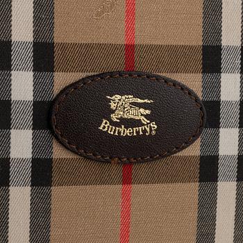 Burberry, väska och paraply.