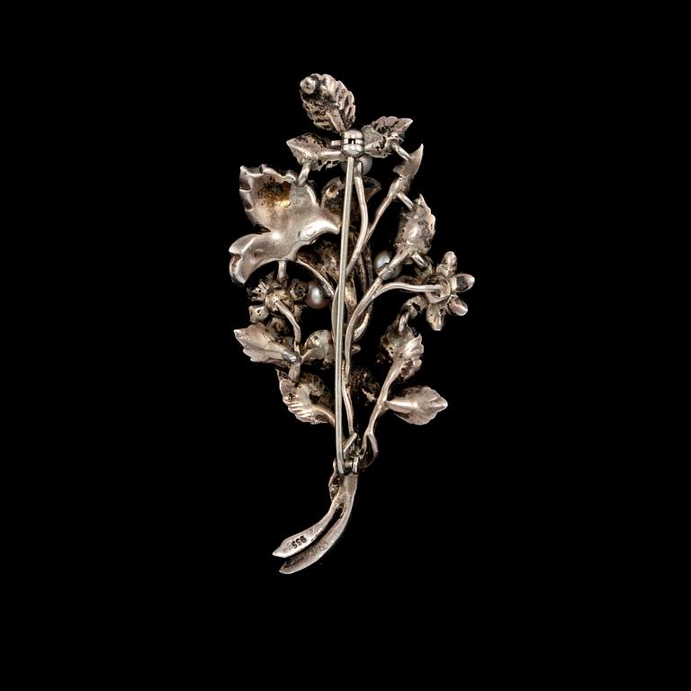 BROSCH, sterlingsilver med 4 odlade pärlor samt fasettslipade glasstenar, importstämplad. Vikt 21 g.