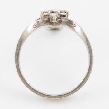Ring in 18K white gold with a dark sapphire and octagon-cut diamonds.