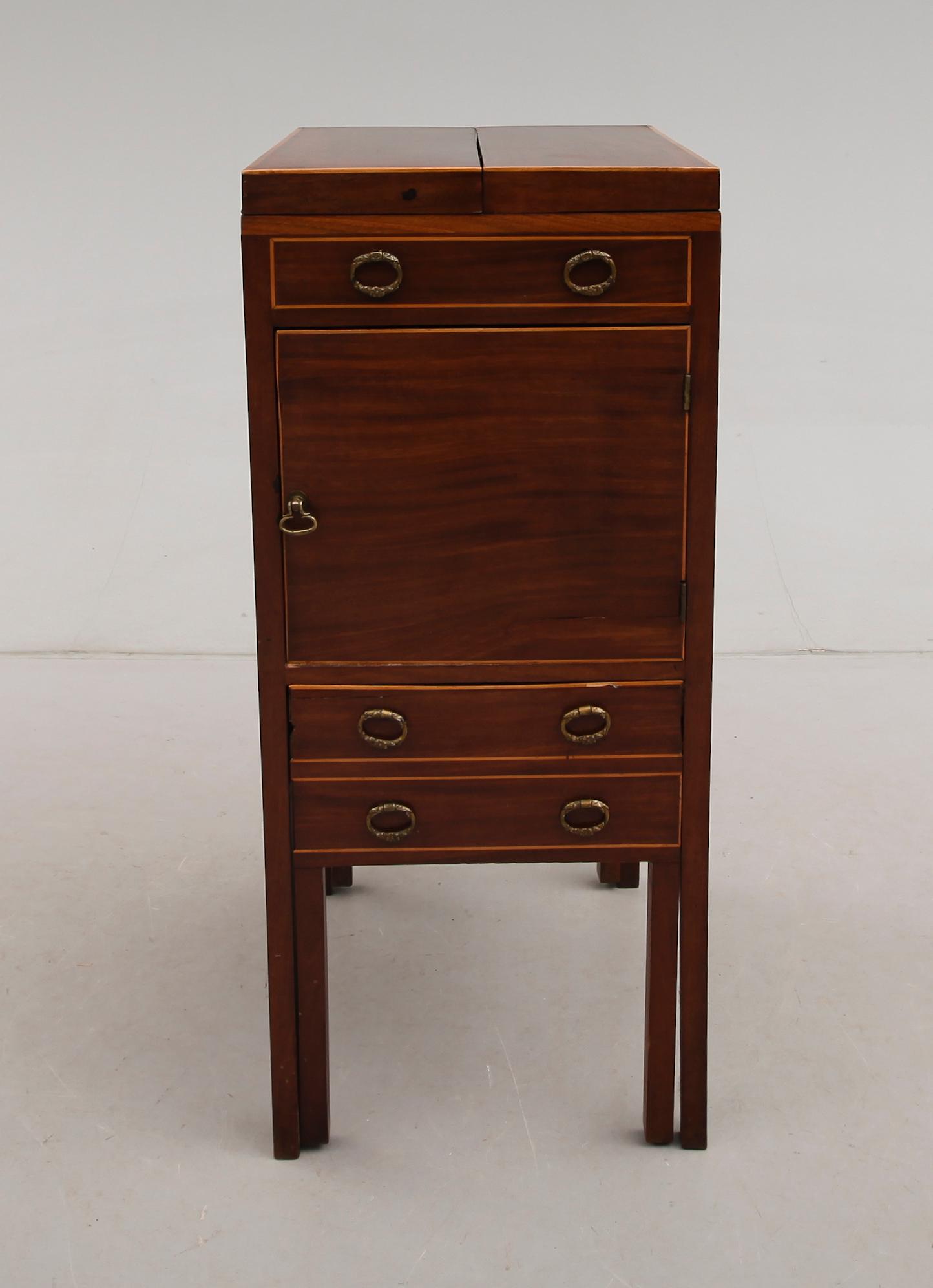 KOMMOD, troligen England, 1800-tal.