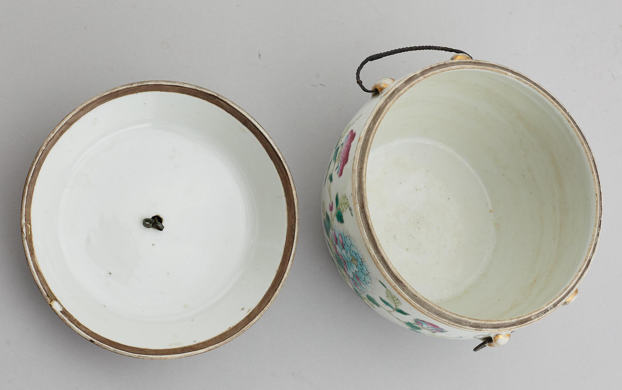 A famille rose jar with cover, late Qing dynasty, circa 1900.