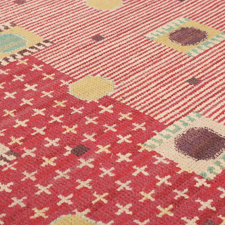 CARPET. "Kullager, röd". Knotted pile. 435 x 327,5 cm. Signed AB MMF BN.