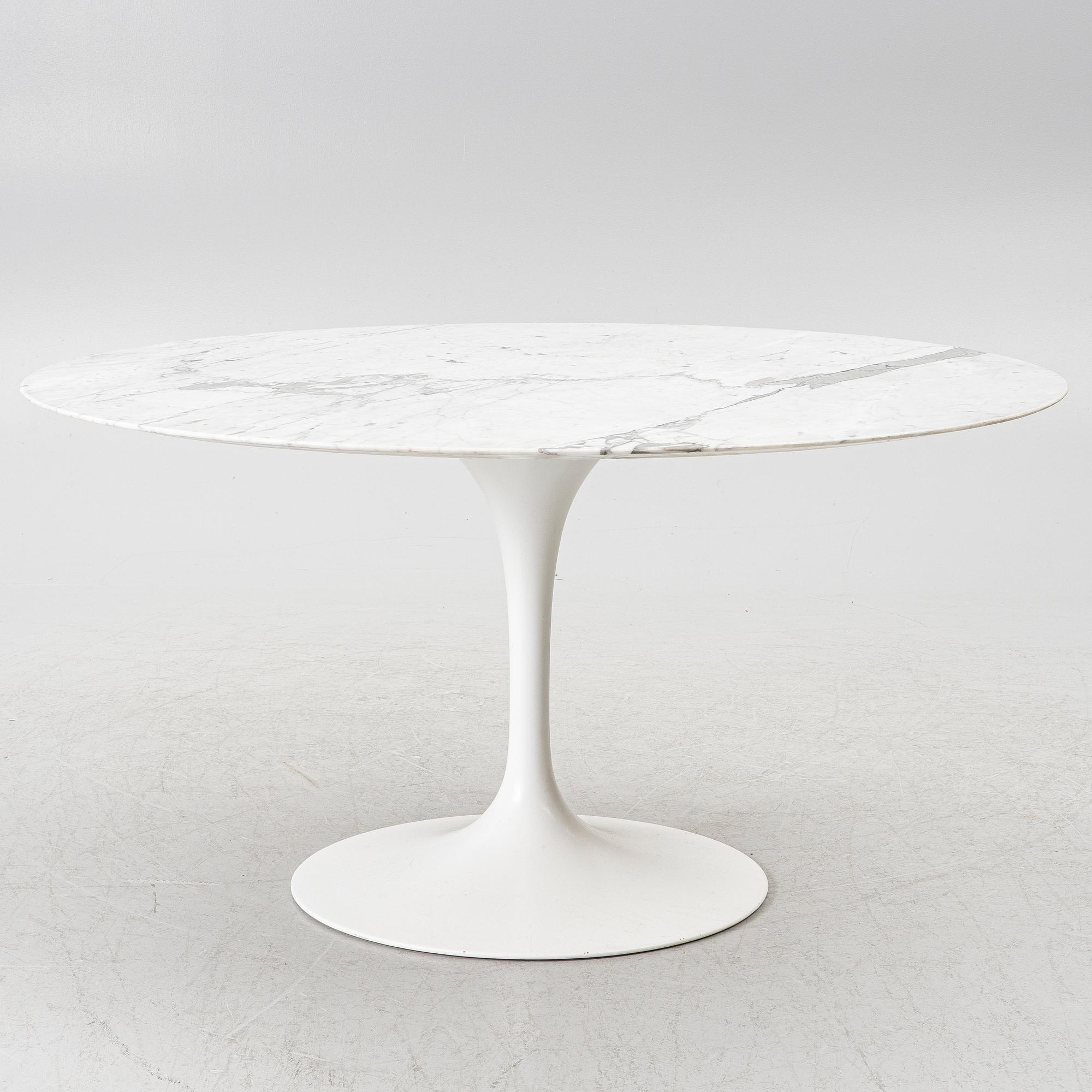 Eero Saarinen, a 'Tulip' dining table.