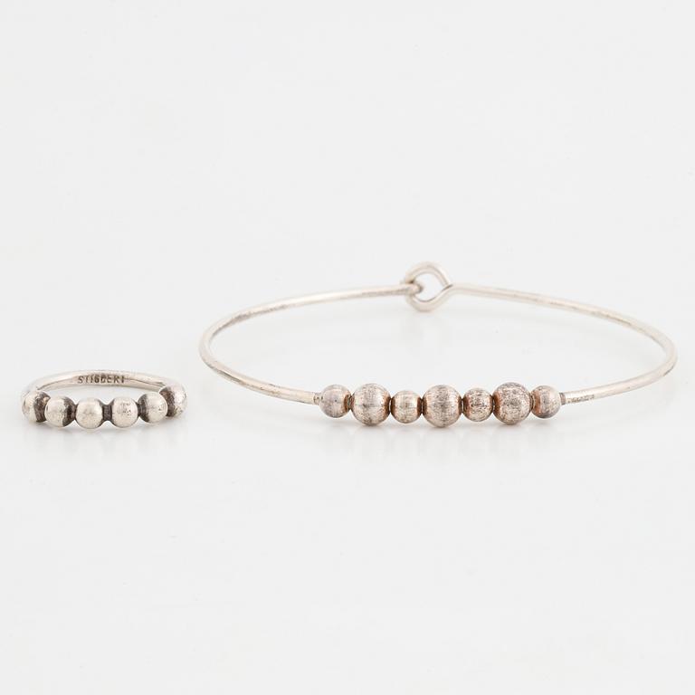 A silver bracelet and ring Stigbert.