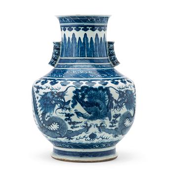377. A large blue and white vase, Qing dynasty, 19th Century.