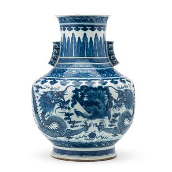 377. A large blue and white vase, Qing dynasty, 19th Century.