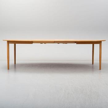 EDVARD KINDT-LARSEN, dining table and four chairs, Säffle Möbelfabrik, 1960s. 2 leaves included.