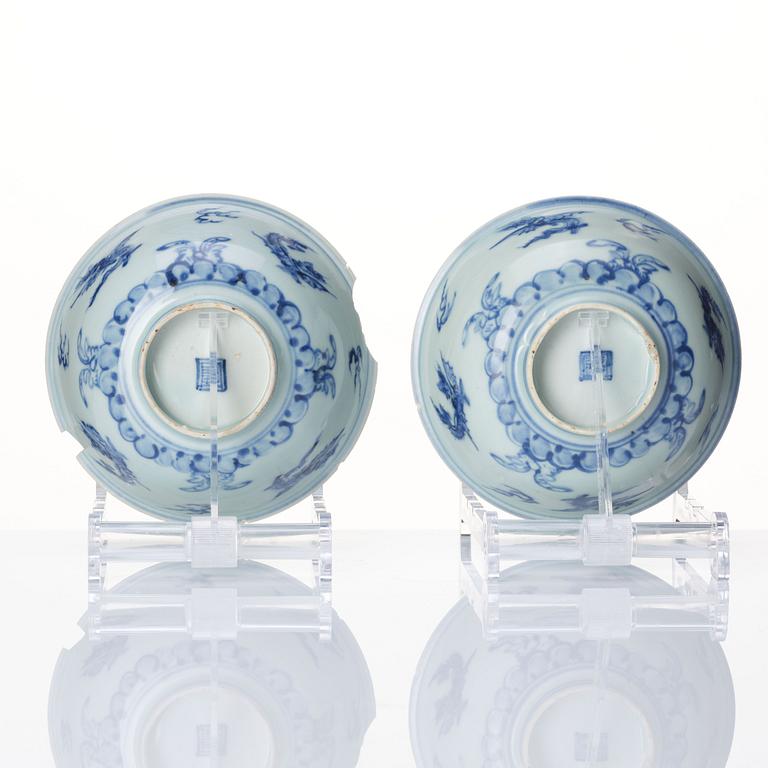 A pair of blue and white bowls, Ming dynasty (1368-1644).