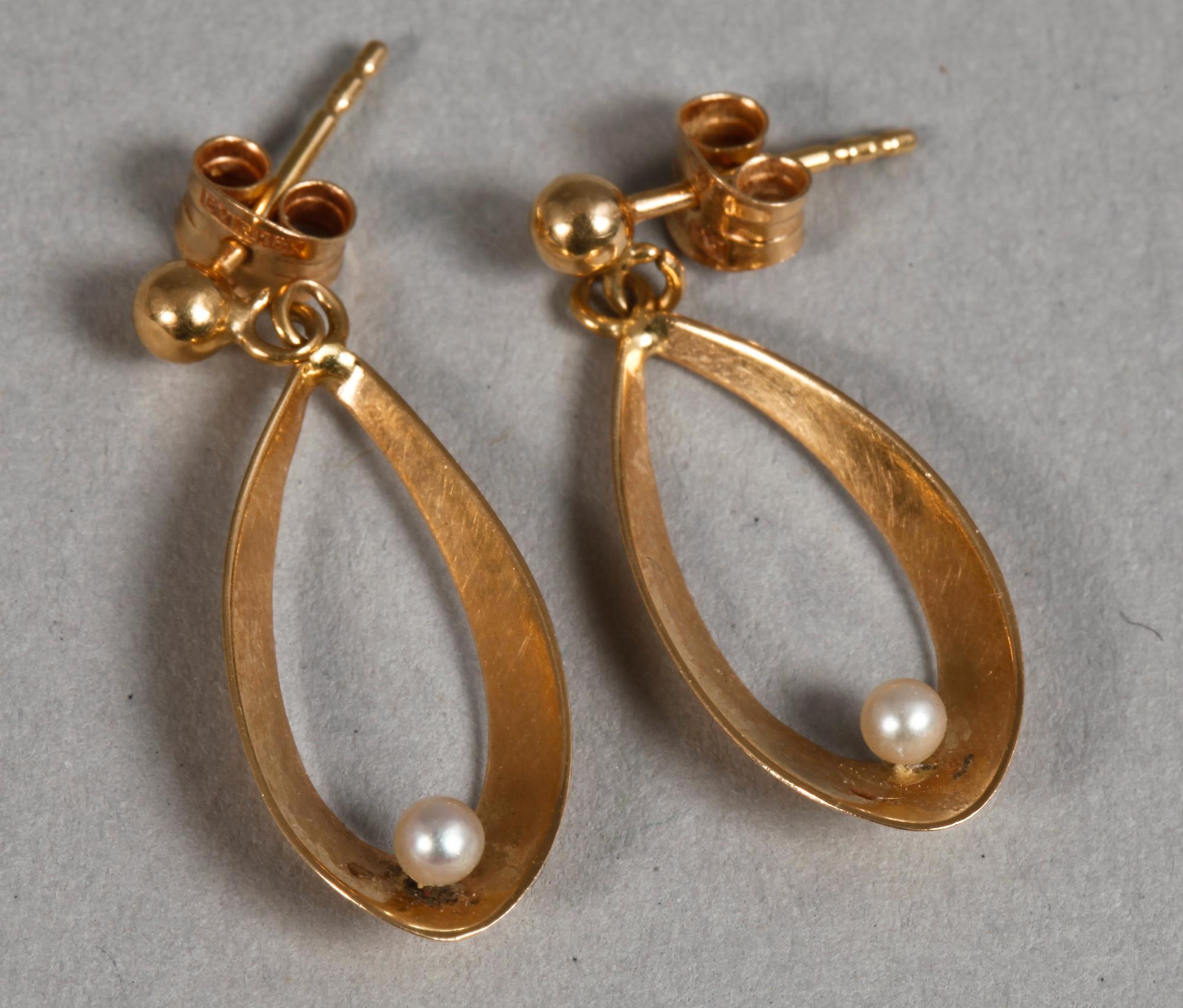 KAMÉBROSCH/HÄNGE samt ÖRHÄNGEN ett par, 14-18K guld, 1900-talets andra hälft. Tot vikt ca 6 gr.