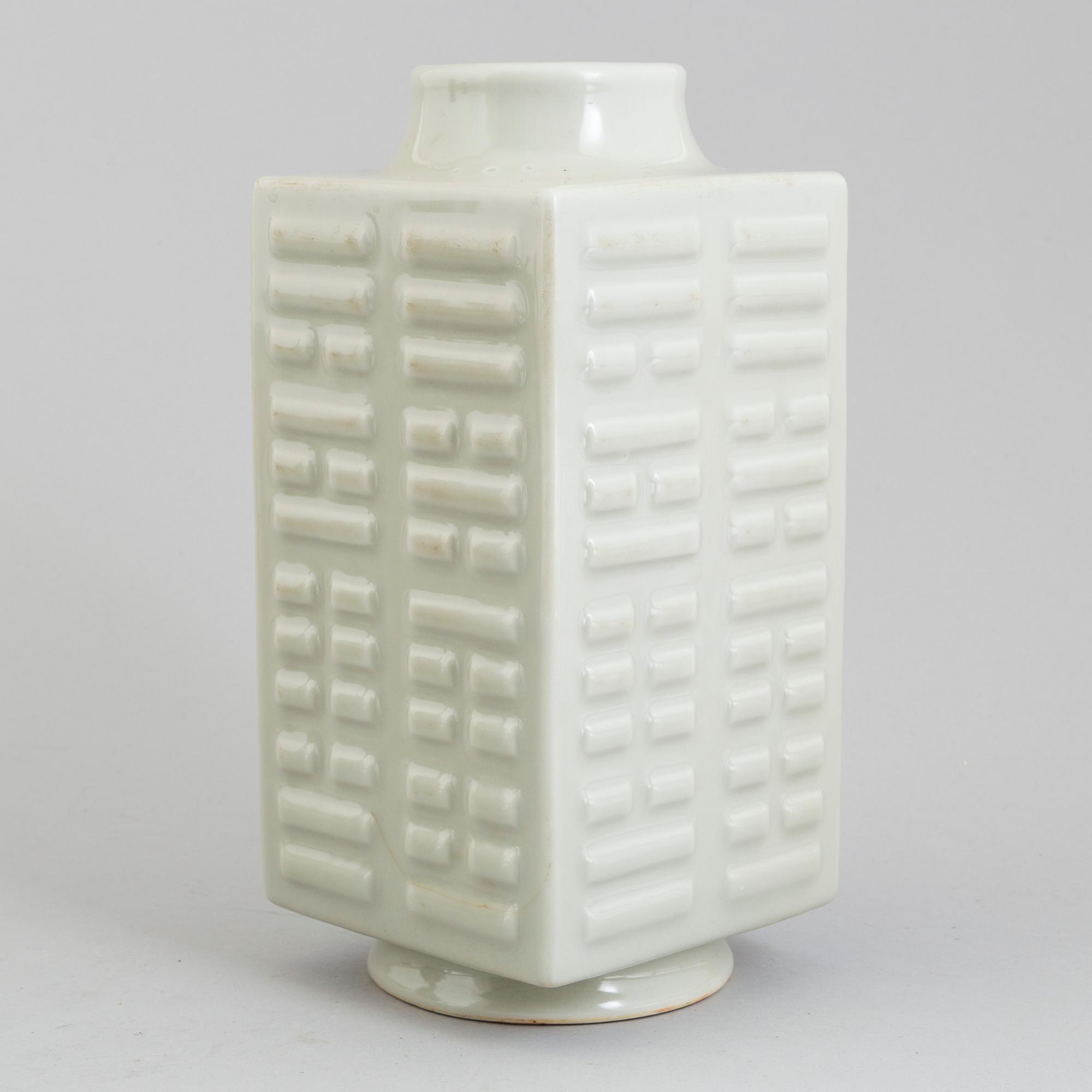 A 20th century Chinese porcelain vase.