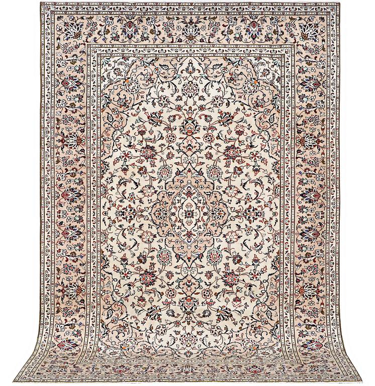 A Kashan carpet, c. 300 x 202 cm.