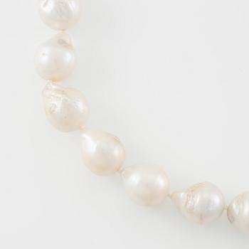 Necklace, with cultured pearls.