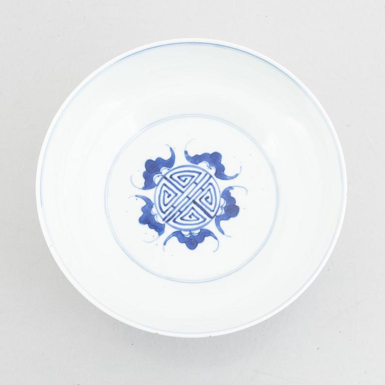 A blue and white stem cup, China, late Qing dynasty/early 20th century.