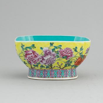 A Chinese famille rose bowl, 20th century.